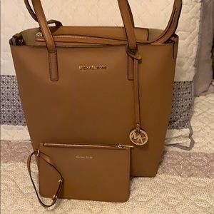 Authentic Michael Khors bag and hand wallet set!